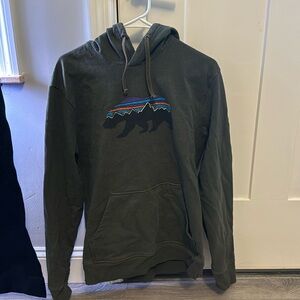 Men’s patagonia sweatshirt.  Size M regular fit